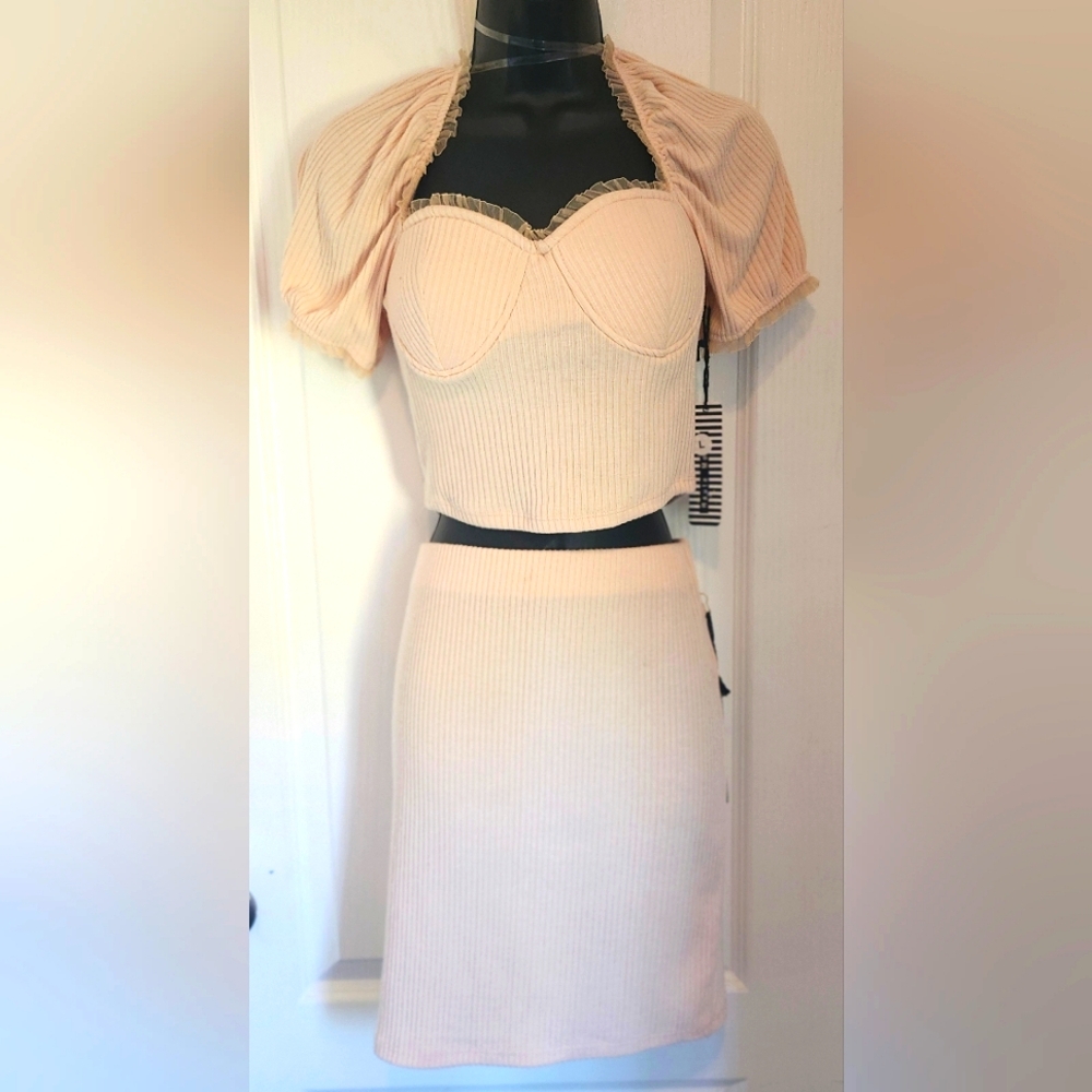 Haute Monde skirt set Size medium NWT